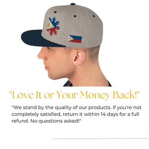 Pu&ograve; includere: Un cappello da baseball grigio e blu scuro con una bandiera filippina ricamata bianca e rossa sul davanti. Il testo "Love It or Your Money Back!" &egrave; visualizzato sotto l'immagine. Il testo "We stand by the quality of our products. If you're not completely satisfied, return it within 14 days for a full refund. No questions asked!" &egrave; visualizzato sotto il testo.