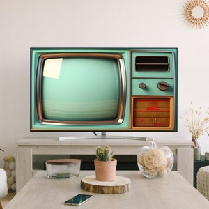 Puede incluir: Un televisor de estilo vintage con un marco verde y marrón, sentado en un soporte de entretenimiento de madera en un ambiente de sala de estar. El televisor está apagado y la pantalla está en blanco.