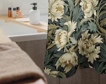 Puede incluir: Una cortina de ducha floral con un fondo oscuro y grandes flores color crema. La cortina tiene un patrón repetitivo de flores y hojas estilizadas en tonos verdes y crema. Se ve una bandeja de baño de madera con artículos de tocador.
