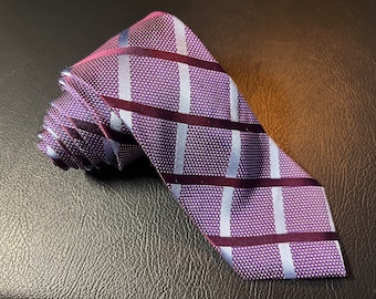 Paarse stropdas met witte strepen en stippen van puur zijde