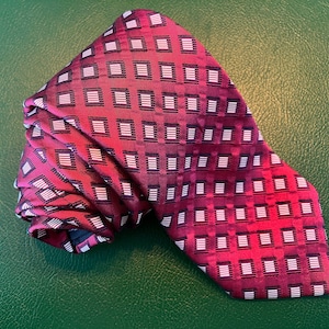 Red vintage tie made of pure silk with pattern