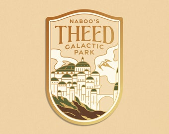 Peut inclure: Épinglette en émail dorée représentant une illustration stylisée de la ville de Theed sur la planète Naboo, avec le texte "Naboo's Theed Galactic Park".