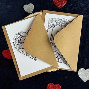 2 Love Postkarten selbst gemalt mit zentangle und Mandala Muster zum Ausmalen mit zwei braunen Briefumschlägen.