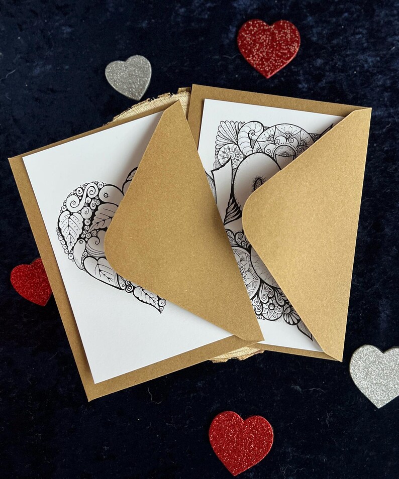 2 Love Postkarten selbst gemalt mit zentangle und Mandala Muster zum Ausmalen mit zwei braunen Briefumschlägen.
