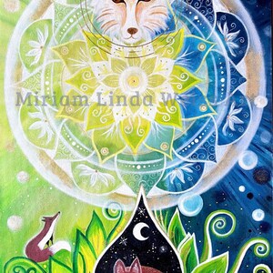 Fuchs Bild mit Mandala in den Farben gelb, grün, blau. Ein Fuchs schläft in einer Blüte unten im Bild, ein weiterer Fuchs sitzt links daneben und ein anderer großer Fuchs wacht über die beiden anderen.