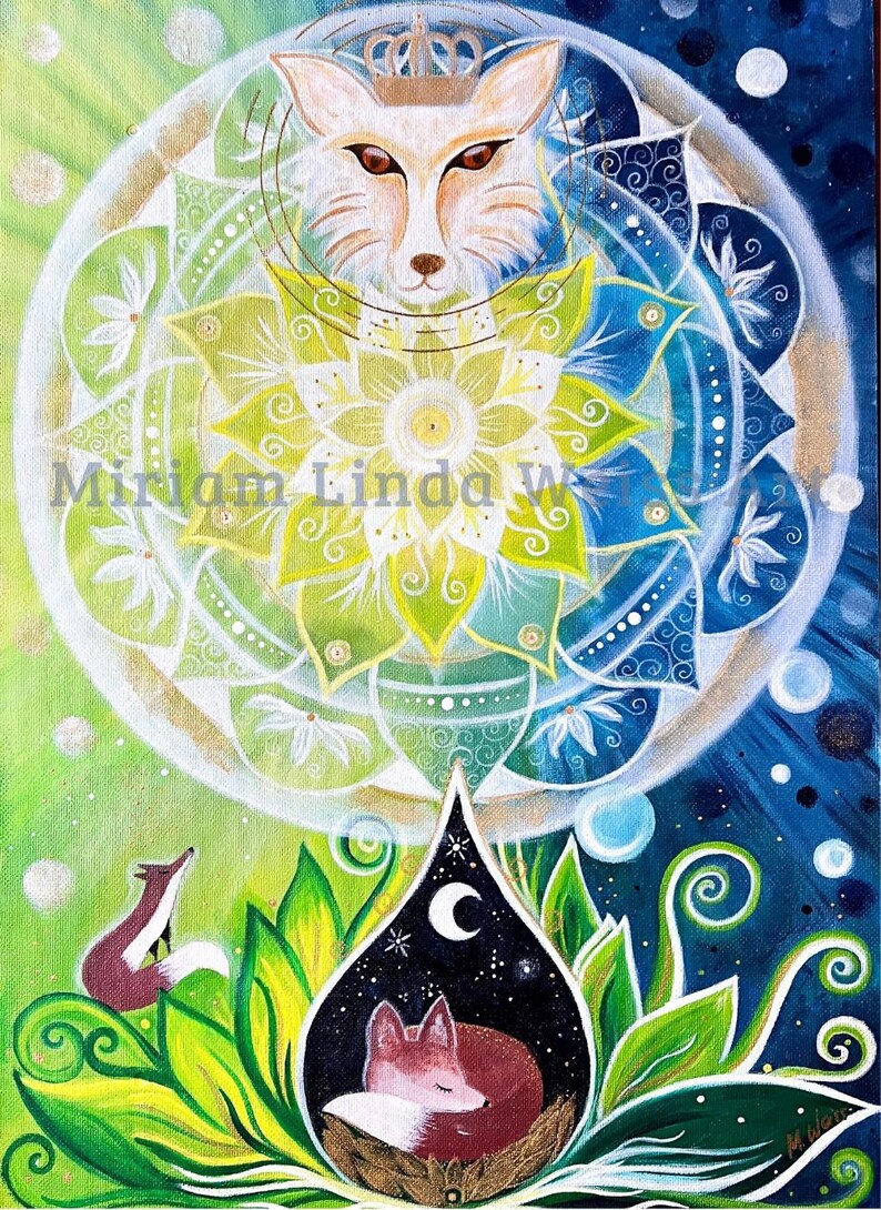 Fuchs Bild mit Mandala in den Farben gelb, grün, blau. Ein Fuchs schläft in einer Blüte unten im Bild, ein weiterer Fuchs sitzt links daneben und ein anderer großer Fuchs wacht über die beiden anderen.