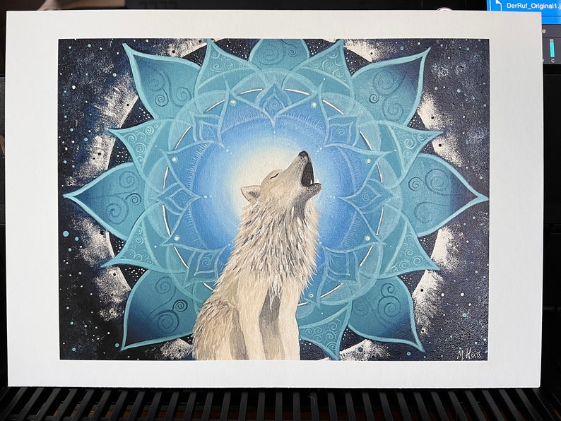 Kunstdruck vom Wolf Krafttier Bild mit einem Mandala. Der weiße Wolf heult bzw. ruft grade. Um ihn herum ist ein Mandala in blauen Tönen mit einem silbernen Ring außen herum. Das Bild wurde gemalt von der Künstlerin Miriam Linda Weiss