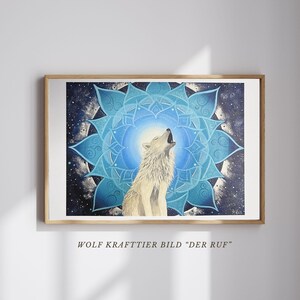 Wolf Krafttier Bild "Der Ruf". Gicleé Druck. Zu sehen ist ein weißer Wolf, der ruft, umgeben von einem Mandala in blau-Tönen. Das Bild ist gerahmt und hängt an der Wand. Das Original Bild wurde gemalt von der Künstlerin Miriam Linda Weiss.