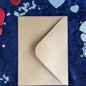 brauner Briefumschlag für die Love Postkarte mit dem zantangle Muster