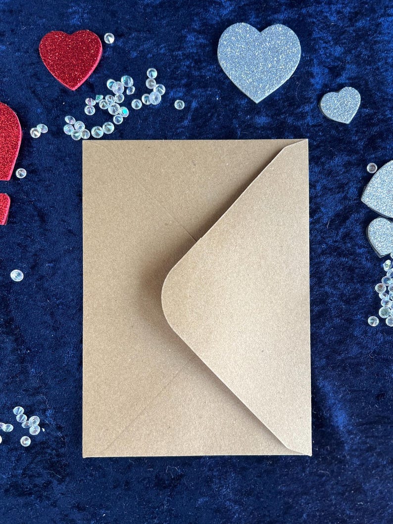 brauner Briefumschlag für die Love Postkarte mit dem zantangle Muster