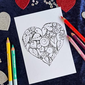 Herz Postkarte mit zentangle Muster zum Ausmalen mit Buntstiften außen und Deko Herzen