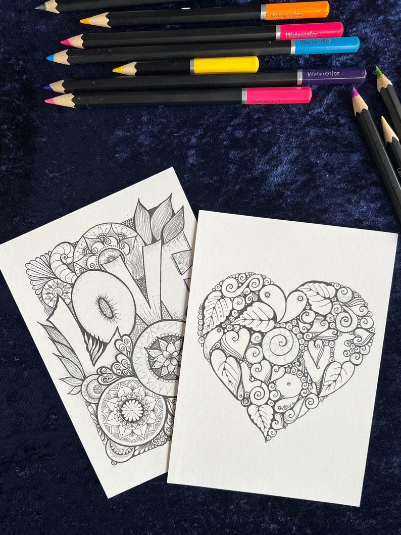 2 Love Postkarten selbst gemalt mit zentangle und Mandala Muster zum Ausmalen. Bleistifte liegen zur Deko drum herum
