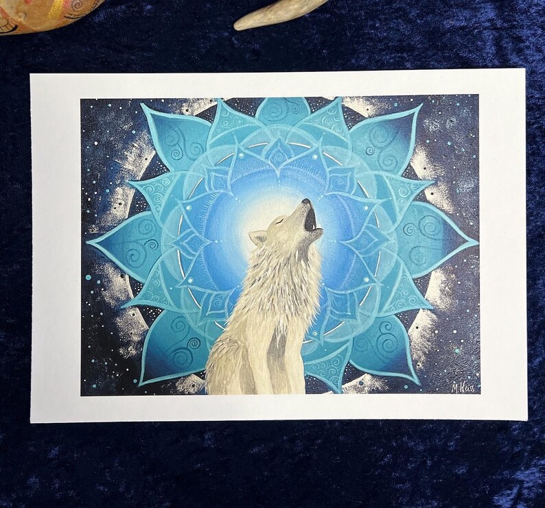 Wolf Krafttier Bild "Der Ruf". Gicleé Druck. Zu sehen ist ein weißer Wolf, der ruft, umgeben von einem Mandala in blau-Tönen. Das Original Bild wurde gemalt von der Künstlerin Miriam Linda Weiss.