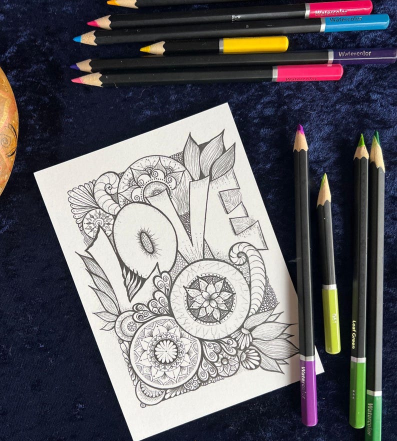 Love Postkarte (mit Mandalas und zentangle Art) zum Bemalen. Buntstifte liegen drum herum