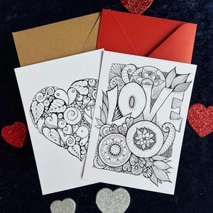 2 Love Postkarten selbst gemalt mit zentangle und Mandala Muster zum Ausmalen mit einem braunen Briefumschlag und einem roten.