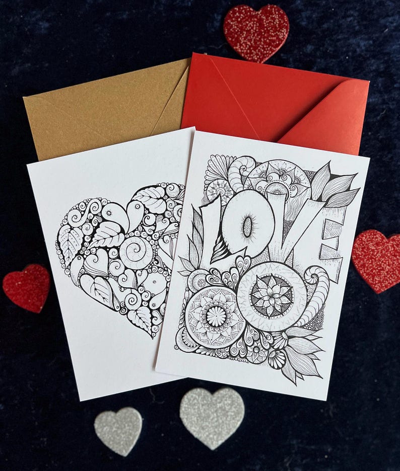 2 Love Postkarten selbst gemalt mit zentangle und Mandala Muster zum Ausmalen mit einem braunen Briefumschlag und einem roten.