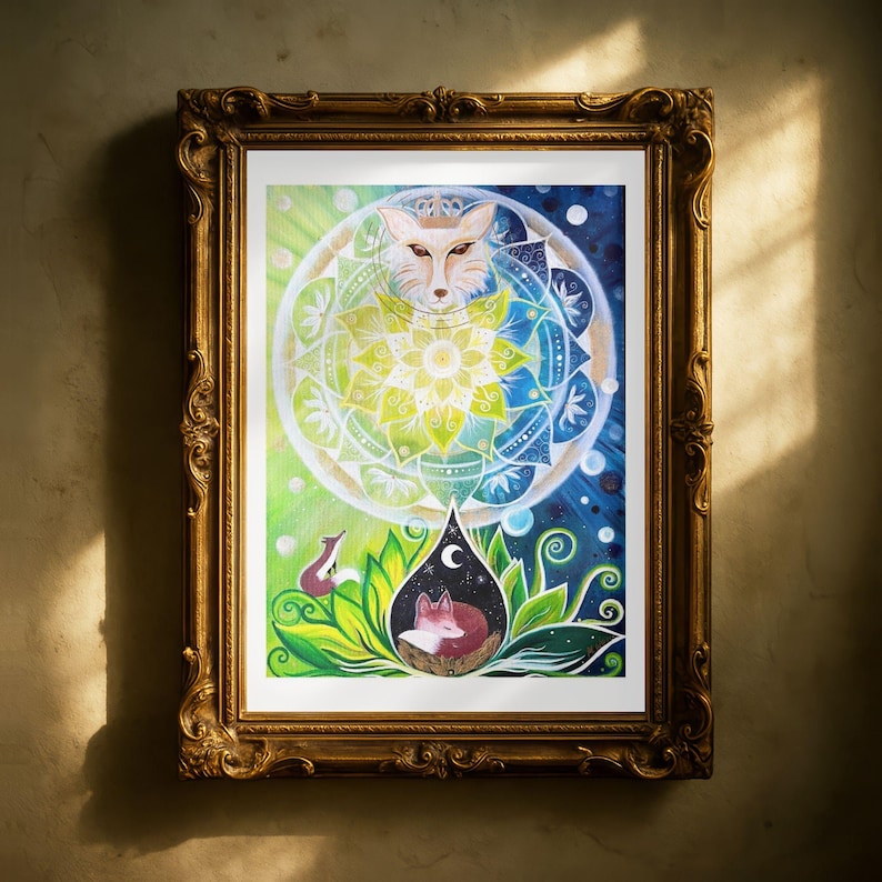 Fuchs Bild, Kunstdruck im dunklen antiken Rahmen an der Wand. Auf dem Bild sind 3 Füchse mit Mandala in gemalter, bunter, magischer Landschaft zu sehen.