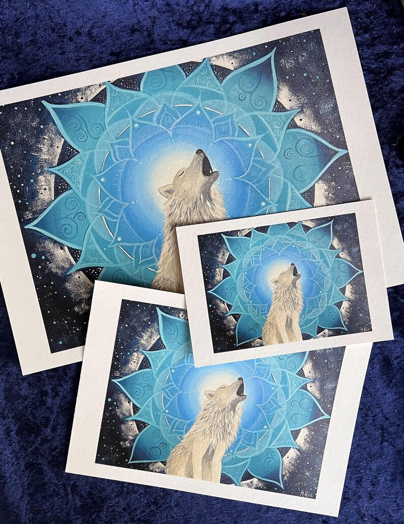 Wolf Krafttier Bild "Der Ruf". Drei Gicleé Drucke in drei verschiedenen Größen. Zu sehen ist ein weißer Wolf, der ruft, umgeben von einem Mandala in blau-Tönen. Das Original Bild wurde gemalt von der Künstlerin Miriam Linda Weiss.