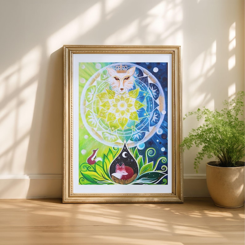 Fuchs Bild Kunstdruck im Rahmen, der auf dem Boden steht und neben ihm eine Pflanze im Topf. Auf dem Bild sind 3 Füchse mit Mandala in gemalter, bunter, magischer Landschaft zu sehen.