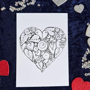 Herz Postkarte zum Ausmalen in Schwarz-Weiß mit filigranem Herzmotiv auf weißem Hintergrund. Zentangle Muster mit dem Wort Love in der Mitte