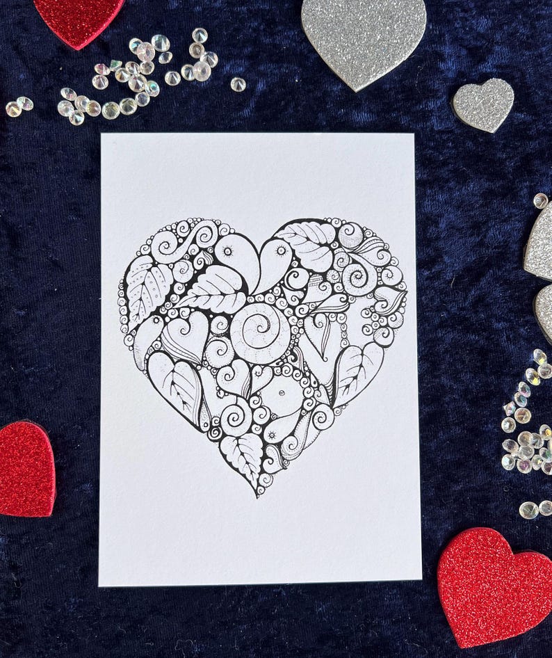 Herz Postkarte zum Ausmalen in Schwarz-Weiß mit filigranem Herzmotiv auf weißem Hintergrund. Zentangle Muster mit dem Wort Love in der Mitte