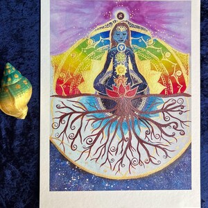 spirituelles Mandala Bild "Stille". FineArt Kunstdruck auf Bambuspapier. Inhalt: eine Meditierende mit Chakras und den entsprechenden Farben, einem Mandala, Wurzeln in der Erde und Licht