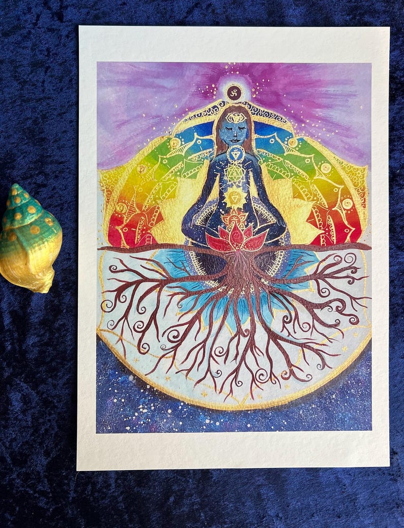 spirituelles Mandala Bild "Stille". FineArt Kunstdruck auf Bambuspapier. Inhalt: eine Meditierende mit Chakras und den entsprechenden Farben, einem Mandala, Wurzeln in der Erde und Licht