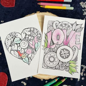 2 Love Postkarten selbst gemalt mit zentangle und Mandala Muster zum Ausmalen. Buntstifte liegen zur Deko drumherum