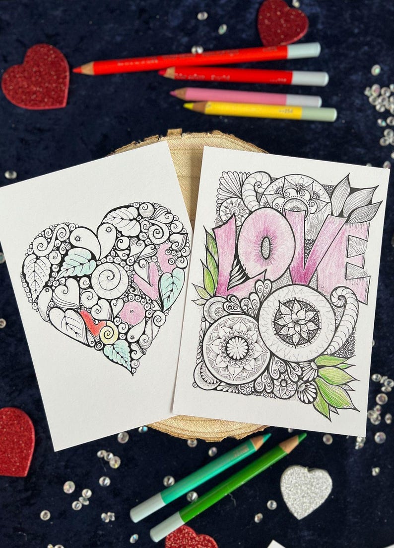 2 Love Postkarten selbst gemalt mit zentangle und Mandala Muster zum Ausmalen. Buntstifte liegen zur Deko drumherum