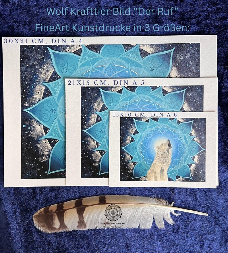 Wolf Krafttier Bild "Der Ruf". Gicleé Druck. Zu sehen ist ein weißer Wolf, der ruft, umgeben von einem Mandala in blau-Tönen. Die Kunstdrucke gibt es in drei Größen und diese sind auf dem Bild vermerkt. Vor den Bildern liegt eine Eulenfeder. Das Original Bild wurde gemalt von der Künstlerin Miriam Linda Weiss.
