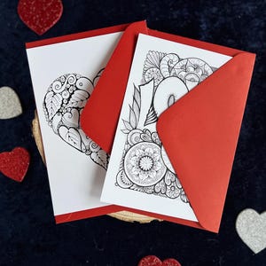 2 Love Postkarten selbst gemalt mit zentangle und Mandala Muster zum Ausmalen mit zwei roten Briefumschlägen.