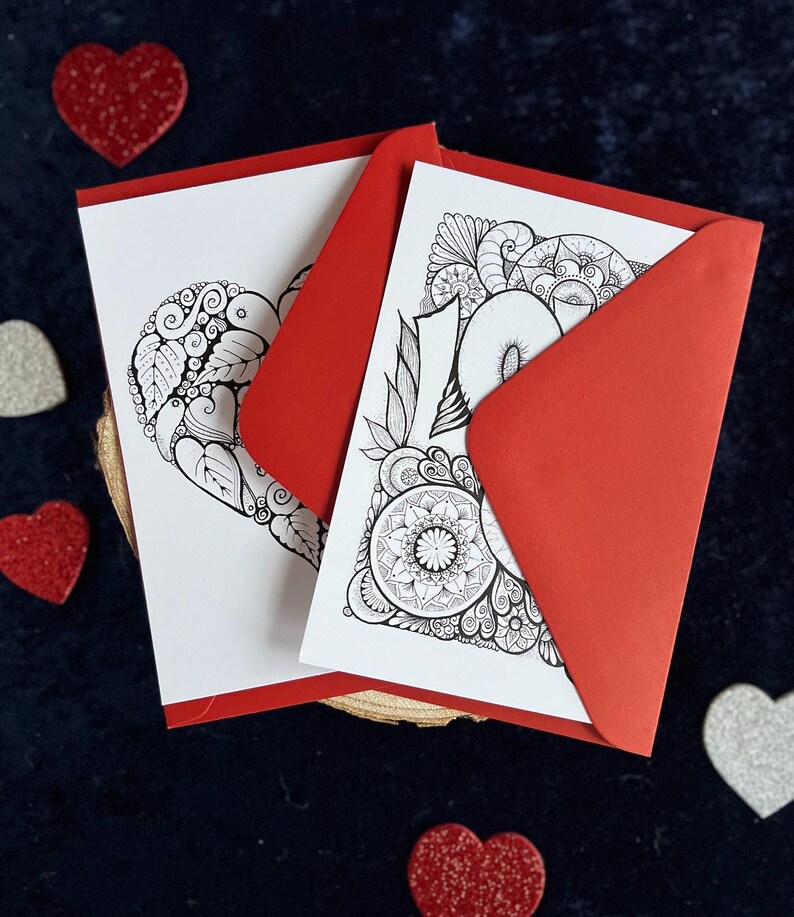 2 Love Postkarten selbst gemalt mit zentangle und Mandala Muster zum Ausmalen mit zwei roten Briefumschlägen.
