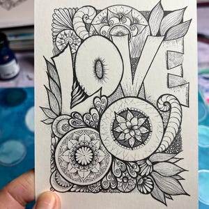 Handgezeichnete Love Postkarte zum Ausmalen in der Hand als Dankeschön Grußkarte