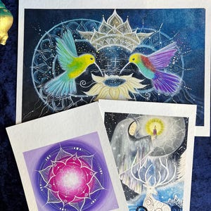 drei Kunstdrucke auf Bambuspapier Din A 4 Bild "Einklang" mit zwei Kolibris und Mandalas, vorne Mandala Bild "Hingabe" und spirituelles Bild "Hüterin des Lichts"