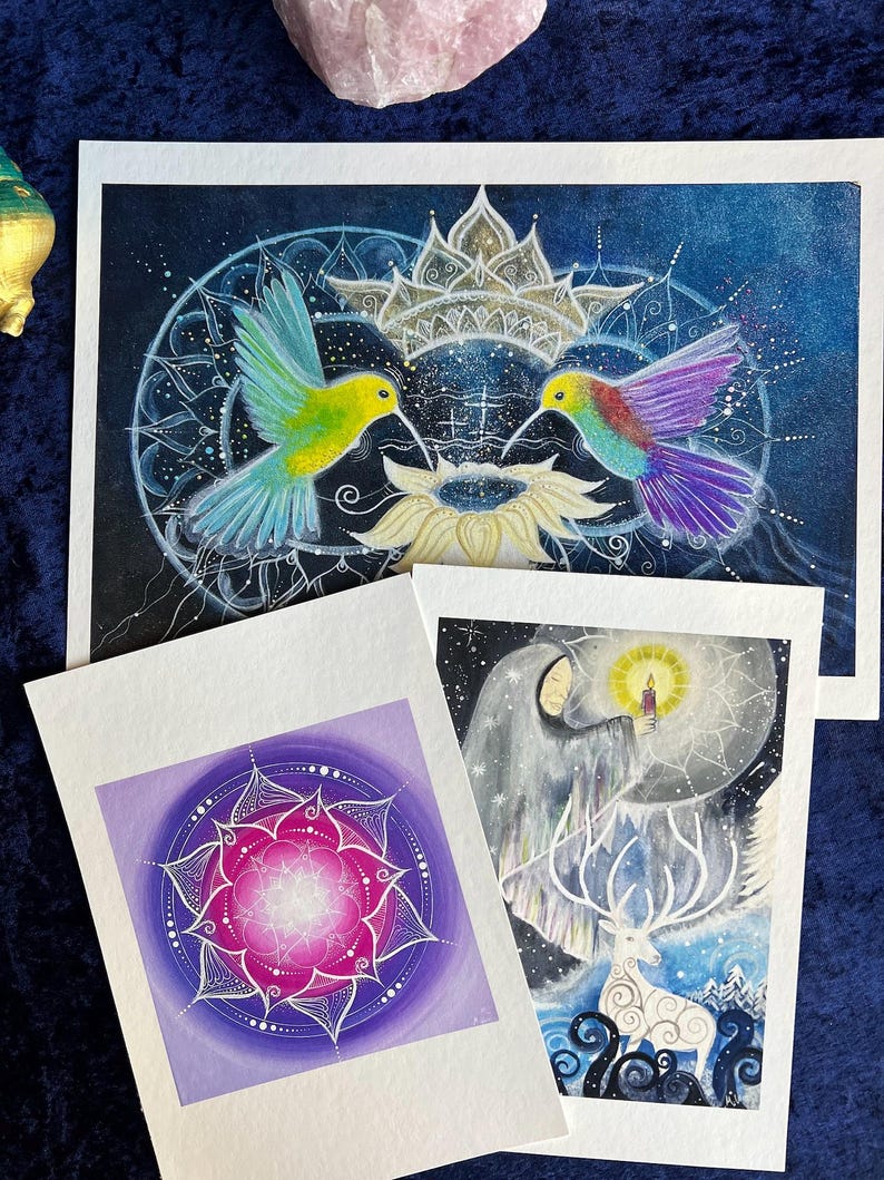 drei Kunstdrucke auf Bambuspapier Din A 4 Bild "Einklang" mit zwei Kolibris und Mandalas, vorne Mandala Bild "Hingabe" und spirituelles Bild "Hüterin des Lichts"