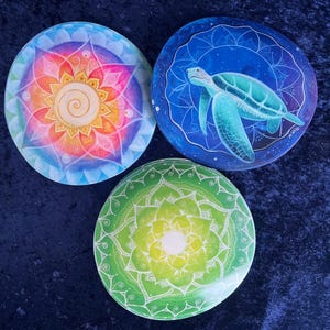 3 Aufkleber fürs Fenster mit drei unterschiedlichen Motiven, eines ist bunt, eines grün und eines mit einer Schildkröte in blau