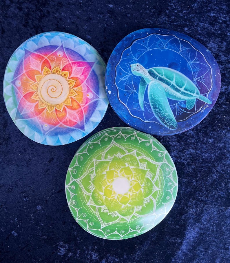 3 Aufkleber fürs Fenster mit drei unterschiedlichen Motiven, eines ist bunt, eines grün und eines mit einer Schildkröte in blau