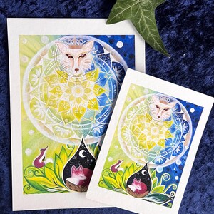 Fuchs Bild, 2 FineArt Kunstdrucke: 3 Füchse mit Mandala in gemalter, bunter, magischer Landschaft. Der Fuchsgeist oben wacht über einen schlafenden Fuchs in einer Pflanze. Ein Fuchs sitzt links und schaut zum großen wachenden Fuchsgeist auf