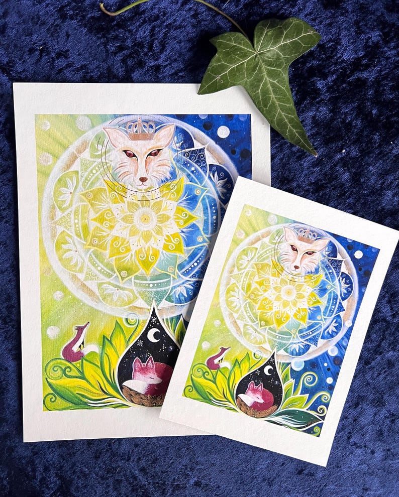 Fuchs Bild, 2 FineArt Kunstdrucke: 3 Füchse mit Mandala in gemalter, bunter, magischer Landschaft. Der Fuchsgeist oben wacht über einen schlafenden Fuchs in einer Pflanze. Ein Fuchs sitzt links und schaut zum großen wachenden Fuchsgeist auf
