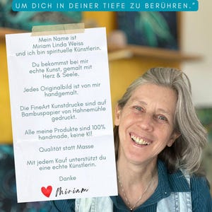 Die Künstlerin Miriam Linda Weiss ist zu sehen im Profil. Ihr Wahlspruch: "Ich male aus meiner Tiefe heraus, um Dich in Deiner Tiefe zu berühren". Der Text beschreibt ihre Werte