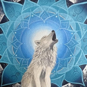 Ausschnitt vom Wolf Krafttier Bild "Der Ruf". Gicleé Druck. Zu sehen ist ein weißer Wolf, der ruft, umgeben von einem Mandala in blau-Tönen. Das Original Bild wurde gemalt von der Künstlerin Miriam Linda Weiss.
