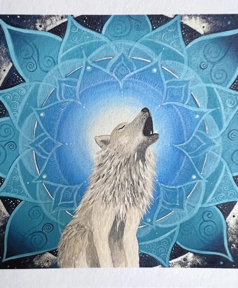 Ausschnitt vom Wolf Krafttier Bild "Der Ruf". Gicleé Druck. Zu sehen ist ein weißer Wolf, der ruft, umgeben von einem Mandala in blau-Tönen. Das Original Bild wurde gemalt von der Künstlerin Miriam Linda Weiss.