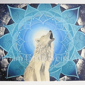 Wolf Krafttier Bild "Der Ruf". Gicleé Druck. Zu sehen ist ein weißer Wolf, der ruft, umgeben von einem Mandala in blau-Tönen. Das Original Bild wurde gemalt von der Künstlerin Miriam Linda Weiss.