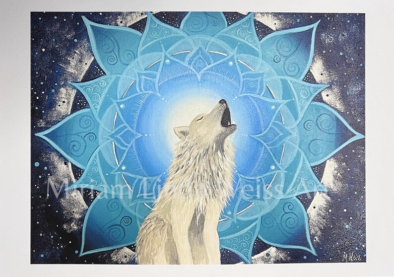 Wolf Krafttier Bild "Der Ruf". Gicleé Druck. Zu sehen ist ein weißer Wolf, der ruft, umgeben von einem Mandala in blau-Tönen. Das Original Bild wurde gemalt von der Künstlerin Miriam Linda Weiss.