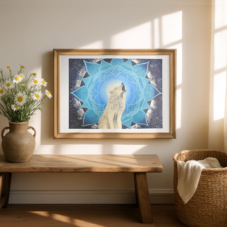 Wolf Krafttier Bild "Der Ruf". Gicleé Druck. Zu sehen ist ein weißer Wolf, der ruft, umgeben von einem Mandala in blau-Tönen. Das Bild ist gerahmt und hängt an der Wand. Sonnenlicht scheint durch das Fenster von der rechten Seite. Das Original Bild wurde gemalt von der Künstlerin Miriam Linda Weiss.