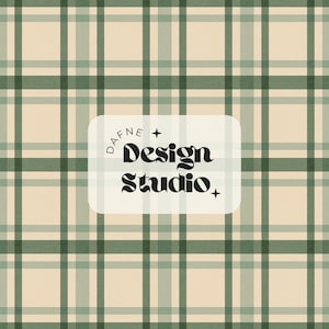 Puede incluir: Un patrón de cuadros repetitivo con líneas horizontales y verticales que se cruzan en tonos verde oscuro, verde salvia y crema. Centrada hay una etiqueta crema rectangular redondeada con el texto negro Dafne Design Studio y dos estrellas.