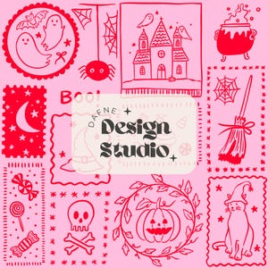 Puede incluir: Un diseño rosa y rojo con temática de Halloween con varias ilustraciones. Incluye una casa embrujada, un sombrero de bruja, un caldero, fantasmas, telarañas, un gato y una calabaza. También está presente el texto "DAFNE Design Studio".