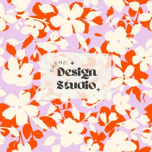 Könnte beinhalten: Florales Musterdesign mit großen orangefarbenen und cremefarbenen Blumen auf helllila Hintergrund. Das Design enthält den Text "DAFNE + Design Studio +" in einem weißen Rechteck.