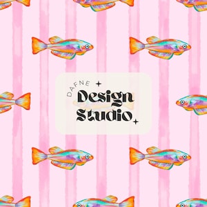 Puede incluir: Patrón repetitivo de peces coloridos sobre un fondo rosa con rayas verticales. Los peces tienen tonos naranja, amarillo, azul y morado. El diseño incluye el texto "DAFNE + Design Studio" en un rectángulo blanco.