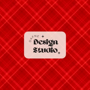 Puede incluir: Un fondo rojo vibrante con un patrón de cuadros diagonal de finas líneas blancas que se cruzan. En el centro, una etiqueta rectangular de bordes redondeados en rosa claro muestra el texto negro "Dafne Design Studio" con estrellas.